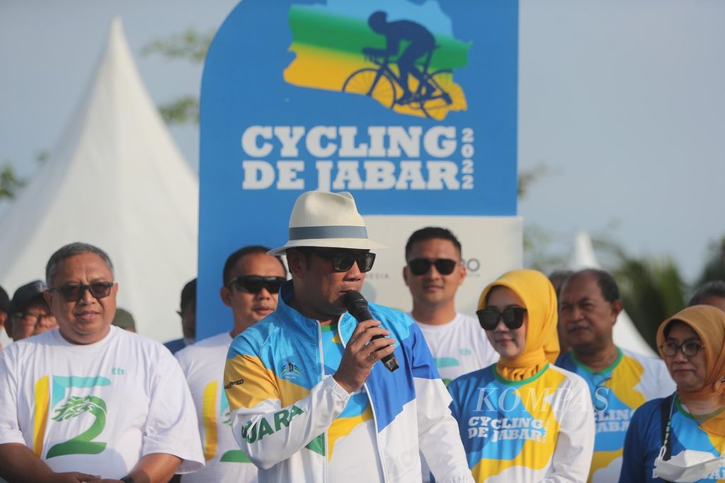 Gubernur Jawa Barat Ridwan Kamil memberikan sambutan sesaat sebelum melepas bendera start menandai dimulainya balap sepeda Cycling de Jabar 2022 di Pantai Palangpang, Kawasan Geopark Ciletuh, Kecamatan Ciemas, Kabupaten Sukabumi, Jawa Barat, Sabtu (27/8/2022). 