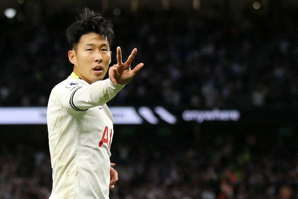 Penyerang sayap Tottenham Hotspur Son Heung-min melakukan selebrasi setelah mencetak gol keenam bagi timnya dalam pertandingan Liga Inggris antara Tottenham Hotspur dan Leicester City di Stadion Tottenham Hotspur, London, Minggu (18/9/2022) dini hari WIB. Spurs menang telak, 6-2, antara lain berkat <i>hattrick</i> Son Heung-min. 