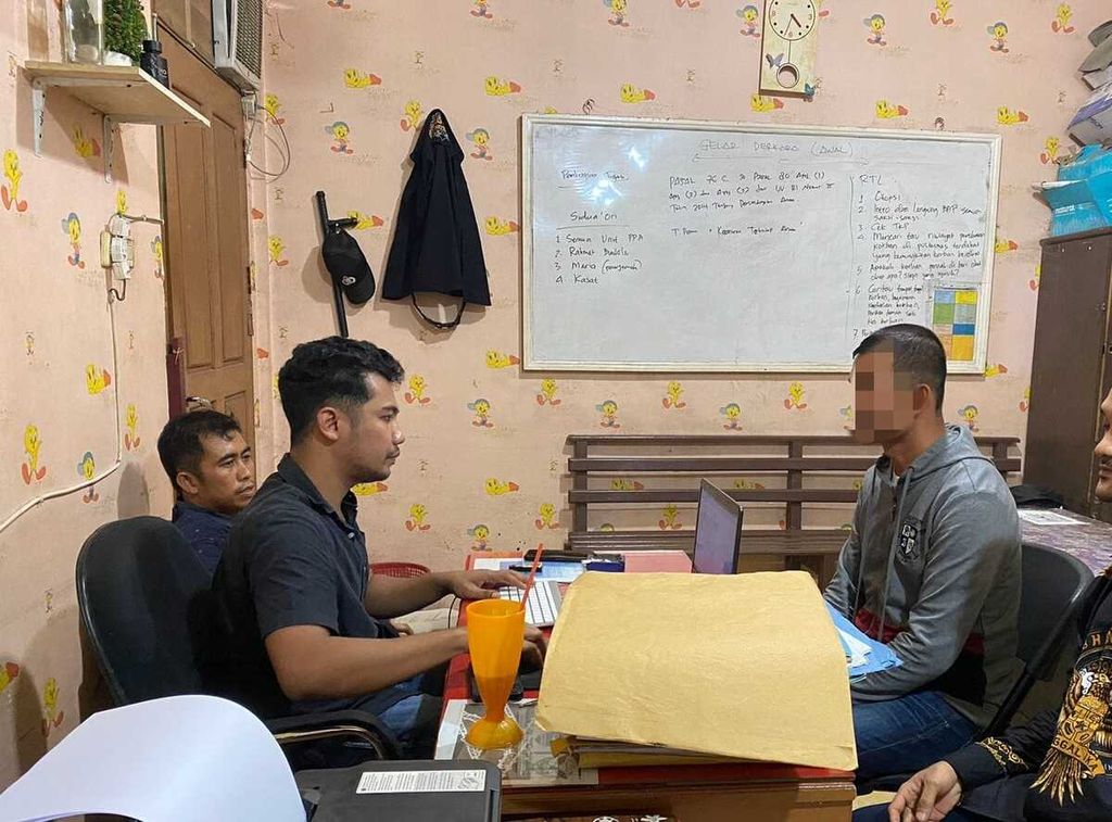 Kepala SMK Sidua’ori, Kabupaten Nias Selatan, Sumatera Utara, Safrin Zebua (kanan), ditetapkan menjadi tersangka kasus penganiayaan hingga meninggal, Kamis (25/4/2024). 