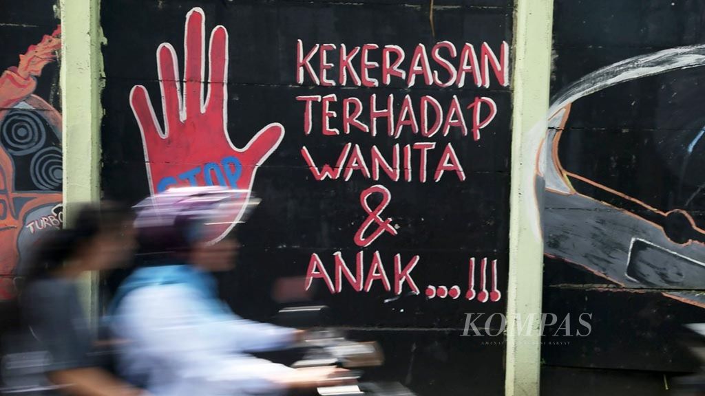 Kampanye antikekerasan terhadap ibu dan anak terus disuarakan masyarakat, salah satunya melalui media mural seperti terlihat di kawasan Gandaria, Jakarta, Selasa (5/3/2019). Berdasarkan data Komisi Nasional Anti Kekerasan terhadap Perempuan 2017, kasus kekerasan terhadap perempuan masih tinggi. Ada 5.167 kasus kekerasan terhadap istri, kekerasan pacaran (1.873 kasus), kekerasan pada anak perempuan (2.227 kasus). Sementara itu, Berdasarkan data Komnas Perlindungan Anak pada tahun 2017 tercatat 2.373 pengaduan kekerasan pada anak yang sebagian besar kejahatan seksual.