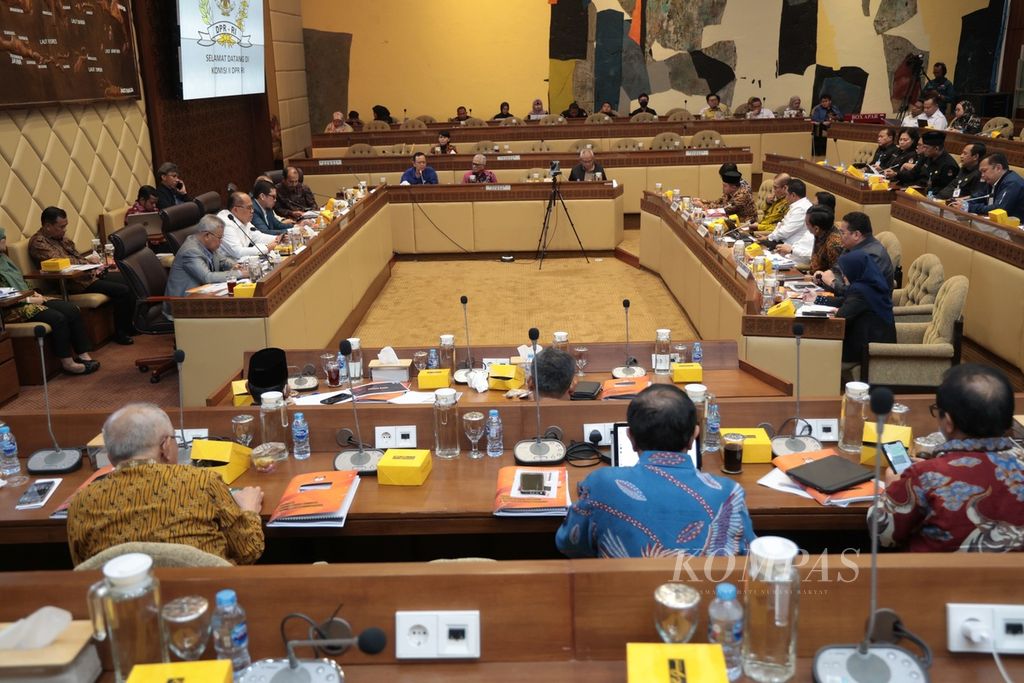 Suasana rapat dengar pendapat antara Komisi II DPR dan penyelenggara pemilu (KPU, DKPP, Bawaslu) di Gedung Parlemen, Jakarta, Rabu (17/5/2023). Rapat membahas tentang Peraturan KPU (PKPU) Nomor 10 Tahun 2023 yang mengatur tentang keterwakilan perempuan dalam pencalonan anggota DPR, DPRD provinsi, dan DPRD kabupaten/kota. Hasil rapat Komisi II DPR dengan penyelenggara pemilu menegaskan PKPU Nomor 10 Tahun 2023 tidak direvisi. 