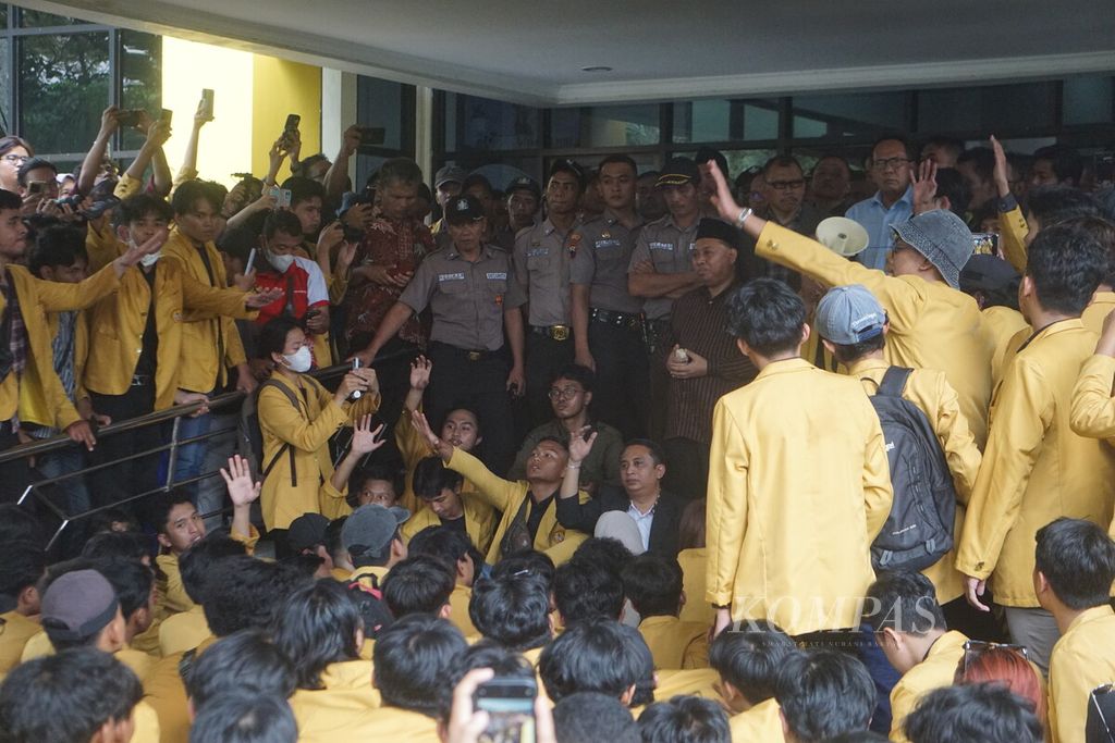 Ratusan mahasiswa Universitas Jenderal Soedirman menggelar demonstrasi menolak kenaikan uang kuliah tunggal (UKT) di Gedung Rektorat di Purwokerto, Banyumas, Jawa Tengah, Jumat (26/4/2024).