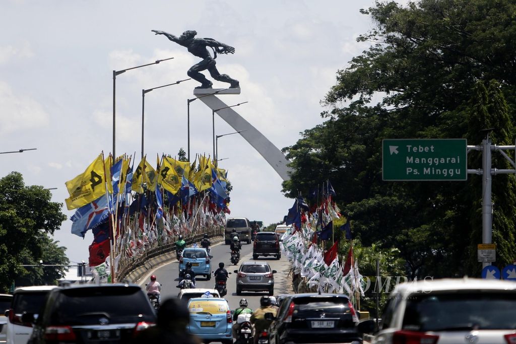 Kondisi ruas Jalan Layang Gatot Subroto, Jakarta, yang dipenuhi alat peraga kampanye, Senin (16/1/2024). 