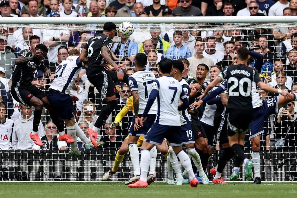 Bek Arsenal, Gabriel Magalhaes, mencetak gol ke gawang Tottenham Hotspur pada laga Liga Inggris di London, Minggu (15/9/2024). Arsenal menang 1-0. 