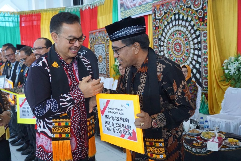 Kepala Badan Kependudukan dan Keluarga Berencana Nasional (BKKBN) Dr (HC) dr Hasto Wardoyo, SpOG (K), menyerahkan Dana Alokasi Khusus (DAK) Bantuan Operasional Keluarga Berencana (BOKB) kepada 12 kabupaten dan kota di Provinsi Aceh, Kamis (12/1/2023), di Kabupaten Bener Meriah