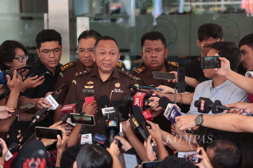 The Head of the Legal Public Information Center of the Attorney General's Office, Ketut Sumedana, provided a statement to journalists regarding the examination of the Coordinating Minister for Economic Affairs, Airlangga Hartarto, at the Attorney General's Office in Jakarta on Monday (24/7/2023).