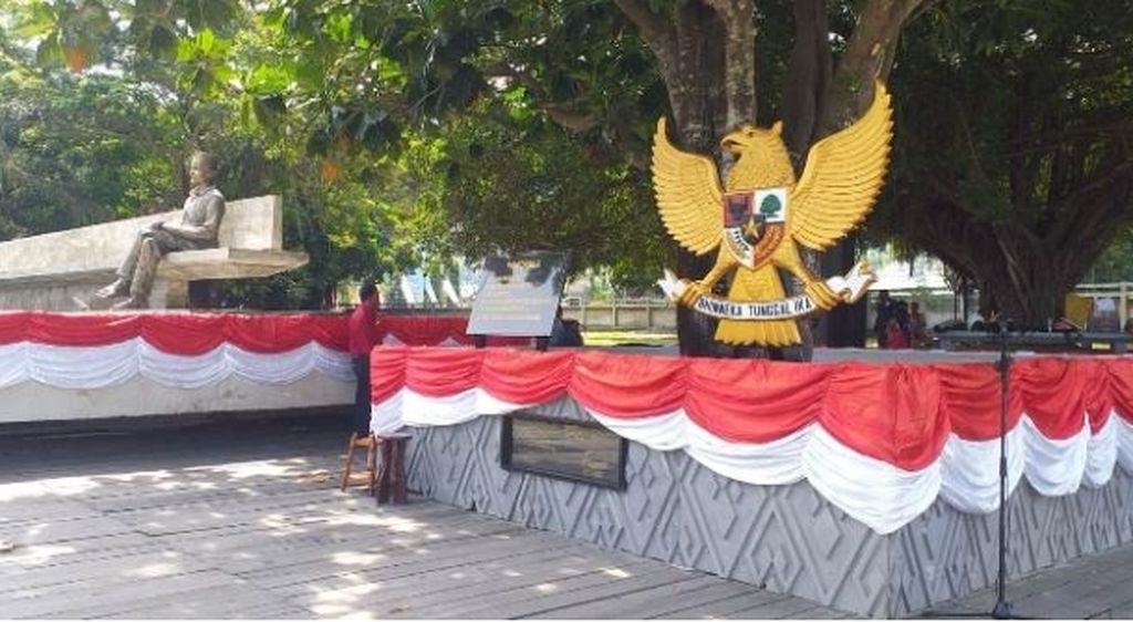 Patung Soekarno dan lambang negara Bhinneka Tunggal Ika didirikan di dekat pohon sukun, tempat Ir Soekarno merenung dan mendapat ilham tentang nilai-nilai Pancasia.