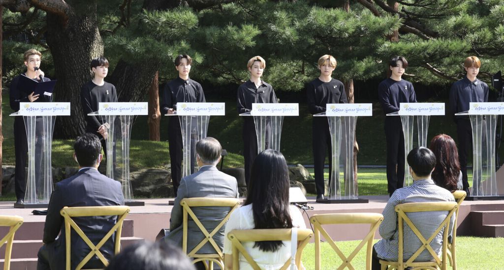 Tujuh anggota kelompok boy band BTS hadir dalam acara Hari Pemuda Nasional di Kantor Kepresidenan Korsel di Seoul pada 19 September 2020. 