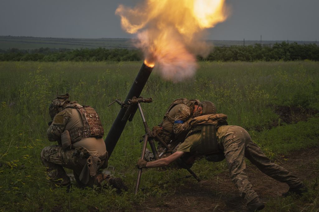 Arsip - Tentara Ukraina menembak ke arah posisi Rusia di garis depan di wilayah Zaporizhzhia, Ukraina, Sabtu, 24 Juni 2023.
