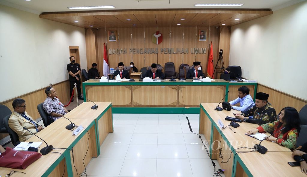 Suasana sidang putusan sengketa partai politik yang tidak lolos verifikasi Komisi Pemilihan Umum untuk mengikuti Pemilu 2024 di Gedung Badan Pengawas Pemilu, Jakarta, Jumat (9/9/2022). 