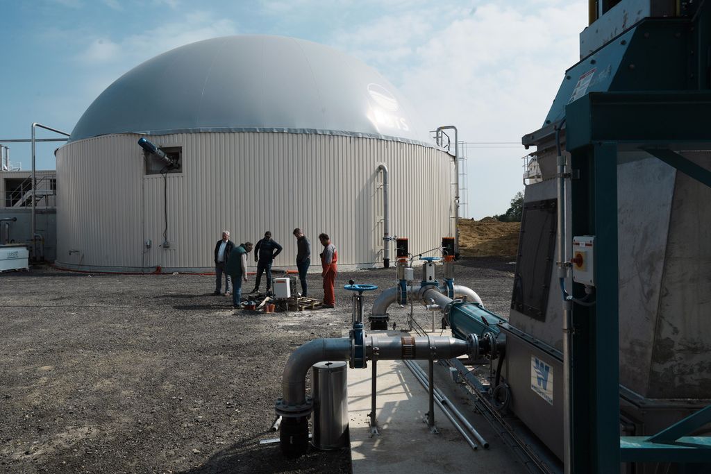 Petani Perancis berdiri di kompleks penyimpanan gas di luar Desa Sonchamp, selatan Paris, Perancis, 3 Mei 2022. 