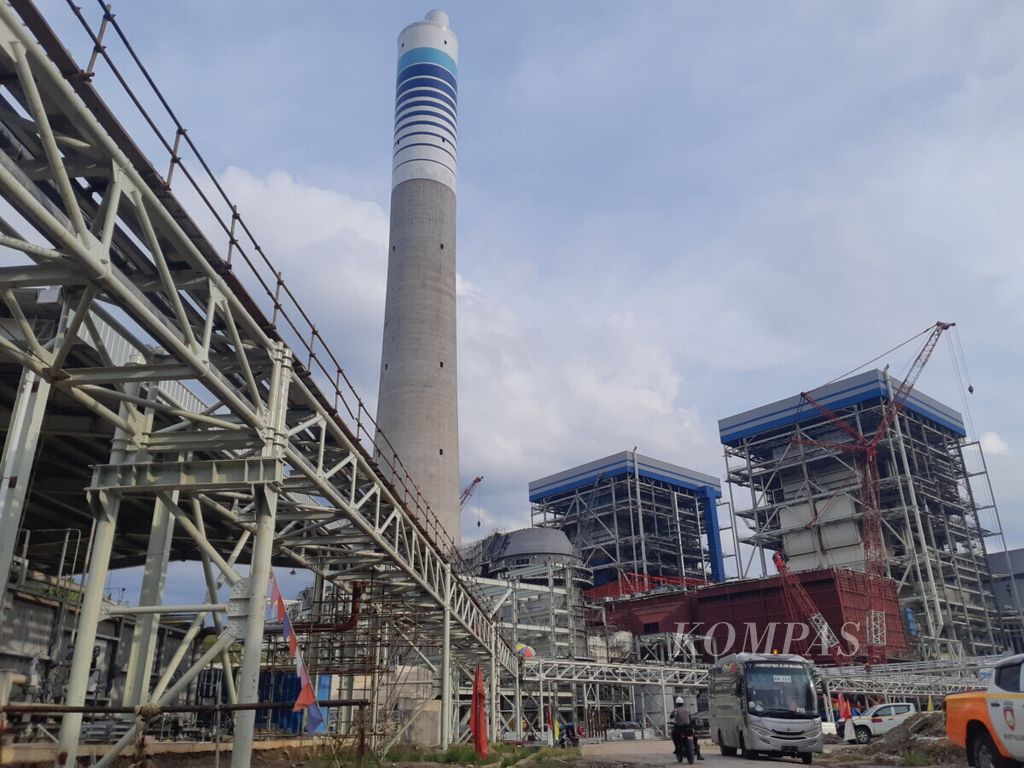 Kawasan PLTU mulut tambang Sumsel 8 berkapasitas 2 x 660 megawatt di Kabupaten Muara Enim, Sumatera Selatan, Selasa (16/11/2021). Proyek yang digarap oleh perusahaan konsorsium antara Bukit Asam dan perusahaan China, Huadian Hongkong Company Ltd, yang bernama PT Huadian Bukit Asam Power (HBAP) ini ditargetkan tuntas pada tahun 2023 ini.