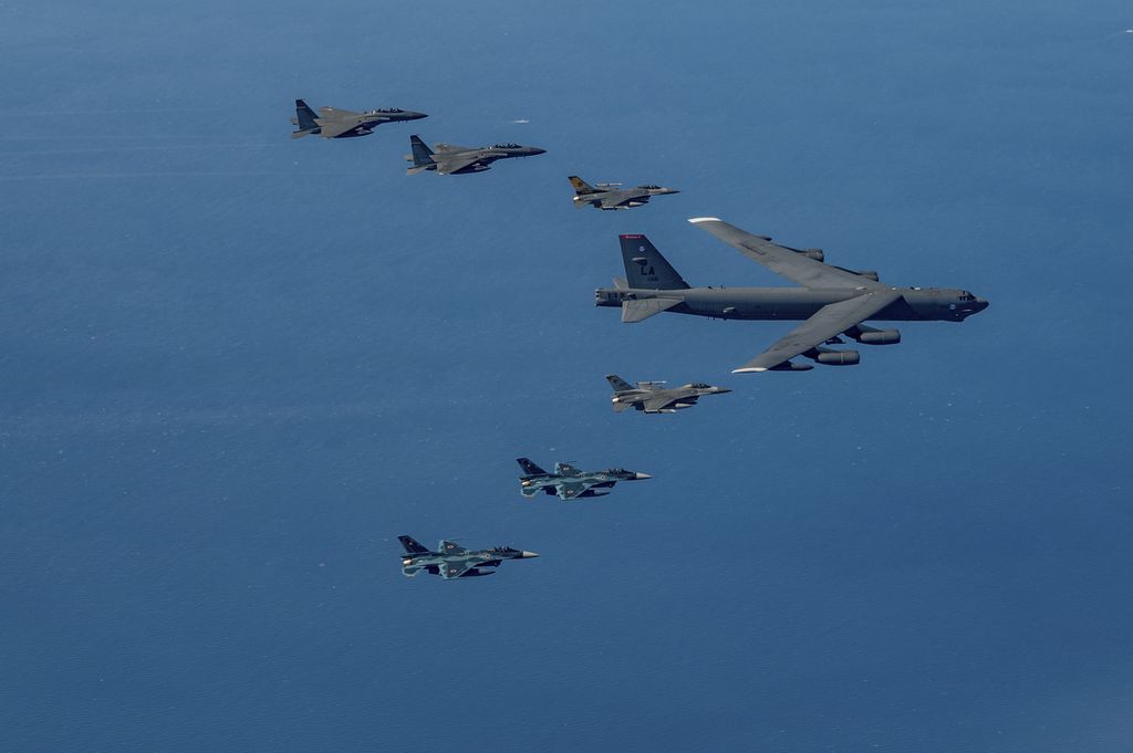 Dalam foto dari Angkatan Udara AS melalui Kementerian Pertahanan Korea Selatan ini terlihat pesawat pengebom B-52H AU AS (tengah), jet tempur F-16, jet tempur F-15K AU Korea Selatan (kiri atas), dan F Angkatan Udara Jepang -2 jet tempur (kiri bawah) terbang dalam formasi selama latihan udara bersama di dekat Semenanjung Korea pada 22 Oktober 2023. 