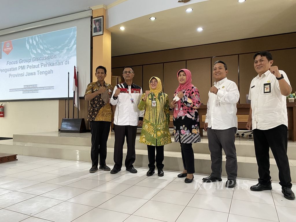 Peserta diskusi kelompok terfokus terkait penguatan pekerja migran indonesia (PMI) pelaut perikanan di Provinsi Jawa Tengah berfoto usai diskusi di Balai Pelatihan dan Penyuluhan Perikanan Tegal, Rabu (5/4/2023).