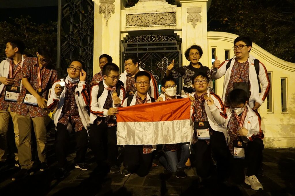 Indonesia menjadi tuan tumah International Olympiad on Informatics (IOI) ke-34 yang pertama kali secara <i>hybrid</i> di Yogyakarta pada 7-15 Agustus 2022. Indonesia mengirimkan dua tim pelajar dan berhasil meraih delapan medali, yakni tiga medali perak dan lima medali perunggu,