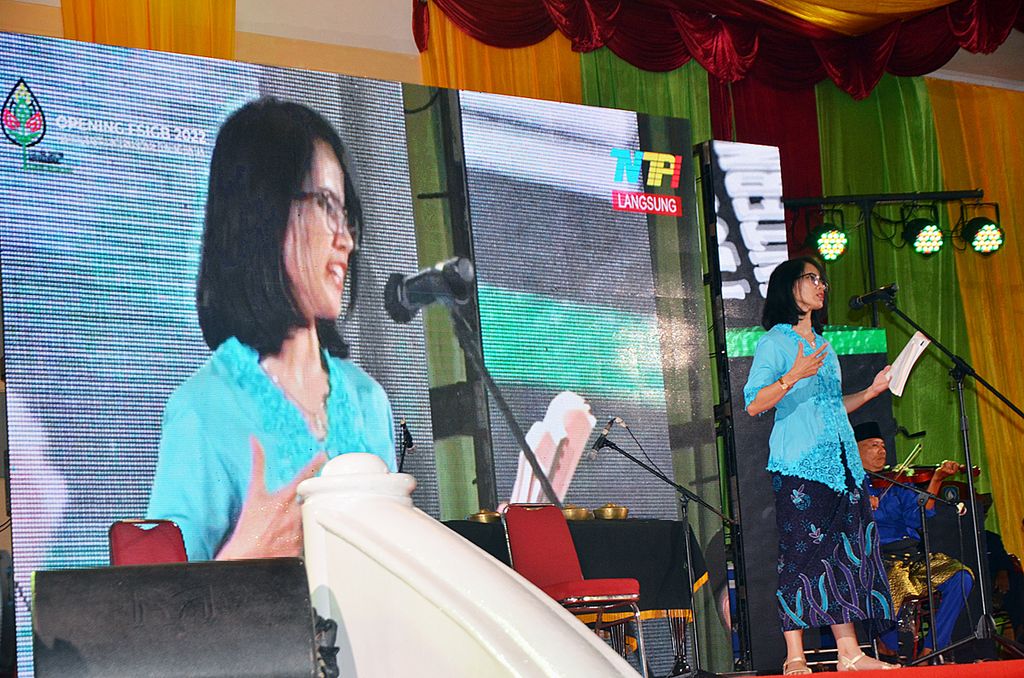 Penyair Ratna Ayu Budhiarti membaca puisi dalam Festival Sastra Internasional Gunung Bintan di Tanjung Pinang, Kepri, Senin (26/9/2022).