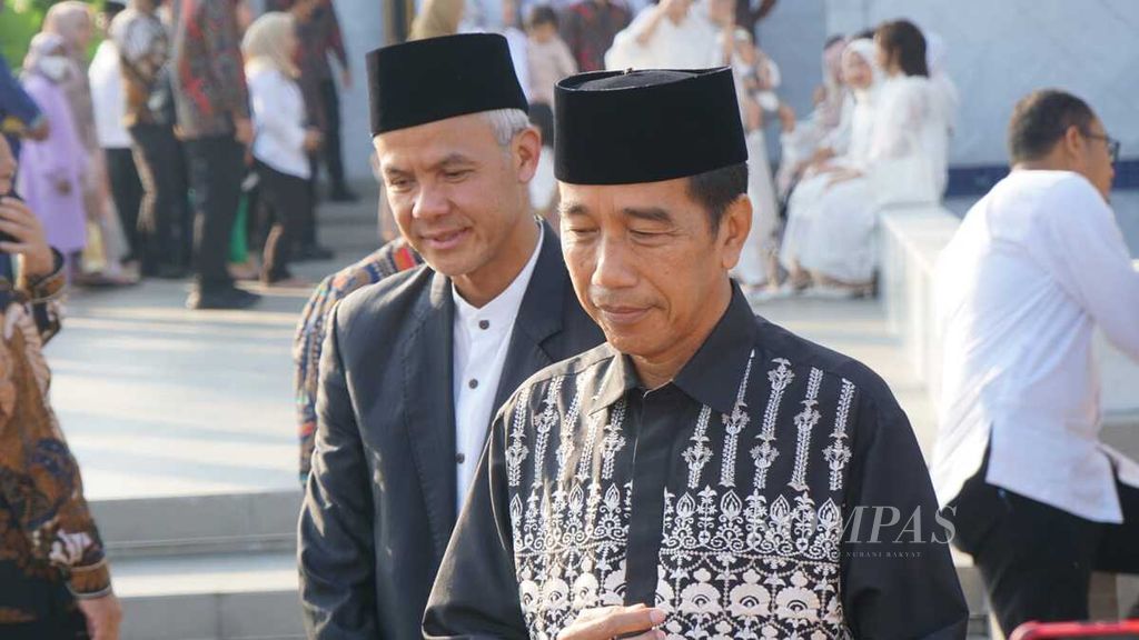 Presiden Joko Widodo dan Gubernur Jateng Ganjar Pranowo sewaktu diwawancarai setelah melaksanakan shalat Idul Fitri di Masjid Raya Sheikh Zayed Surakarta, Kota Surakarta, Jateng, Sabtu (22/4/2023).