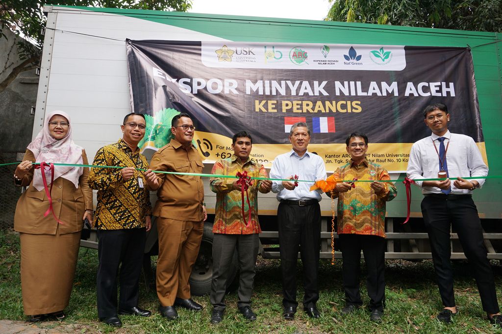 Pelepasan secara resmi ekspor minyak nilam oleh Atsiri Research Center (ARC) Universitas Syiah Kuala, Banda Aceh, Senin (5/12/2022). Minyak nilam yang diekspor hasil panen dari petani binaan. 