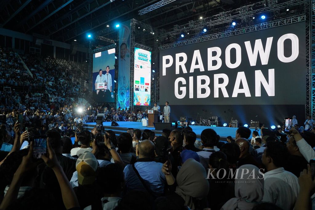 Calon presiden-calon wakil presiden nomor urut 2, Prabowo Subianto-Gibran Rakabuming Raka, menemui pendukungnya di Istora Senayan, Jakarta, Rabu (14/2/2024). Hasil <i>quick count</i> atau hitung cepat Litbang <i>Kompas</i> menunjukkan Prabowo-Gibran unggul satu putaran.
