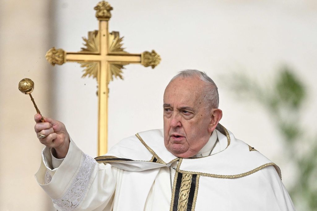 Paus Fransiskus memberkati jemaat misa Paskah di Lapangan Santo Petrus di Vatikan, Minggu (31/3/2024).