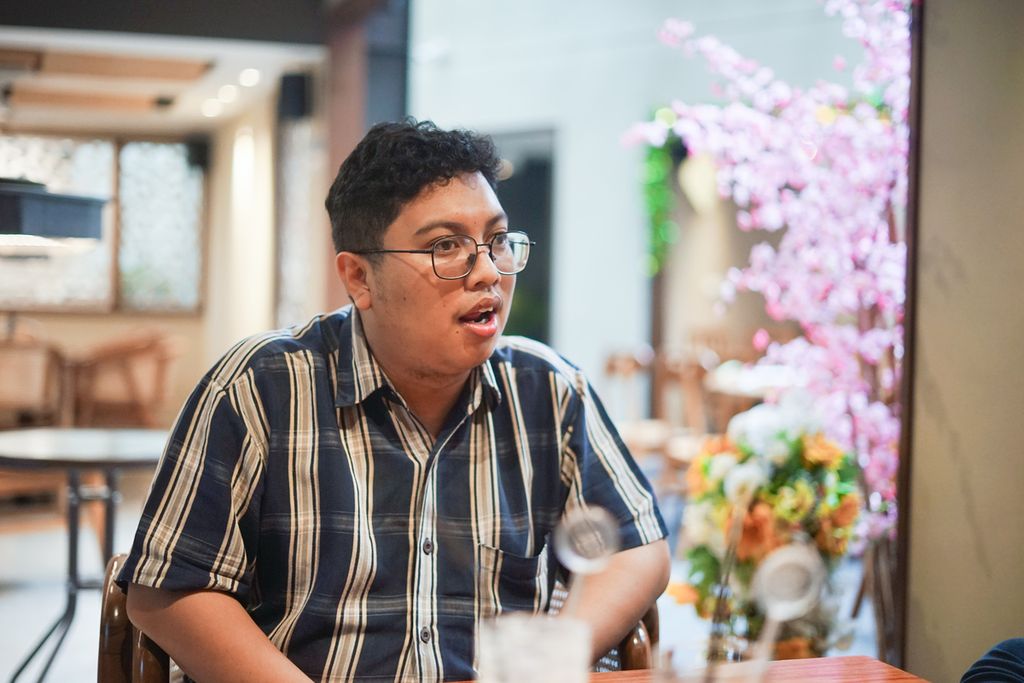 Deka (27), pendatang asal Salatiga yang saat ini menetap di Bandung saat diwawancarai, Minggu (16/4/2023).