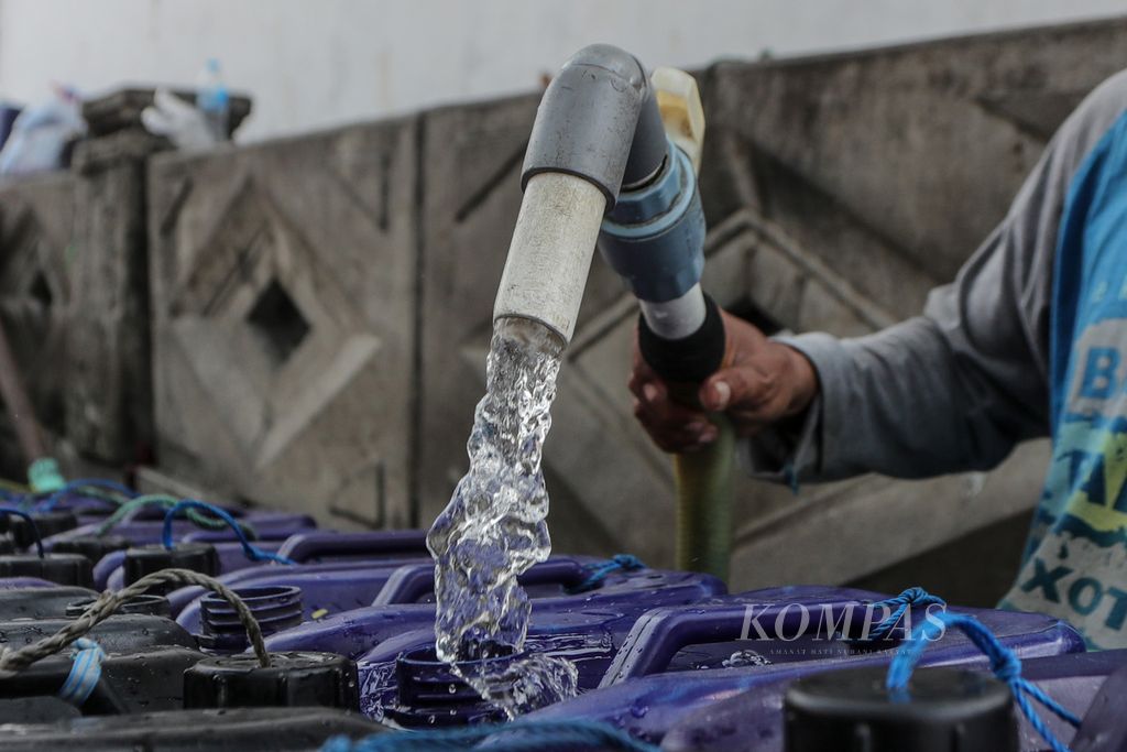 Penjual mengisi jeriken dengan air bersih di daerah Pluit, Penjaringan, Jakarta Utara, Kamis (31/8/2023). Penjualan air bersih saat kemarau meningkat dibandingkan saat musim hujan.   
