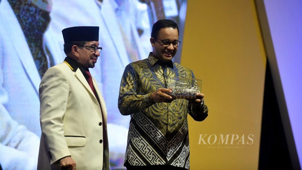 Gubernur DKI Jakarta Anies Baswedan (kanan) menerima cendera mata dari Ketua Majelis Syuro Partai Keadilan Sejahtera (PKS) Salim Segaf Aljufrie dalam acara Konsolidasi Nasional Anggota Legislatif Partai Keadilan Sejahtera (PKS) di Jakarta, Rabu (30/1/2019). 