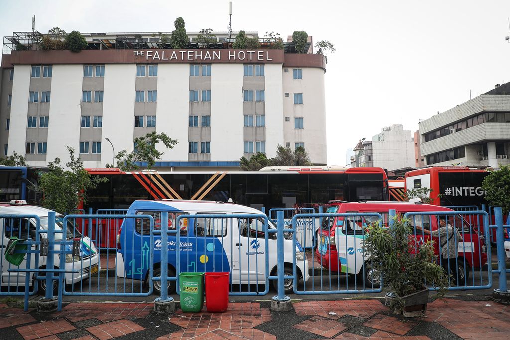 Deretan angkot dan bus Transjakarta berhenti di Terminal Blok M, Jakarta Selatan, Kamis (4/5/2023). PT Mass Rapid Transit (MRT) Jakarta berencana merevitalisasi Terminal Blok M menjadi kawasan berorientasi transit atau <i>transit oriented development </i>(TOD).