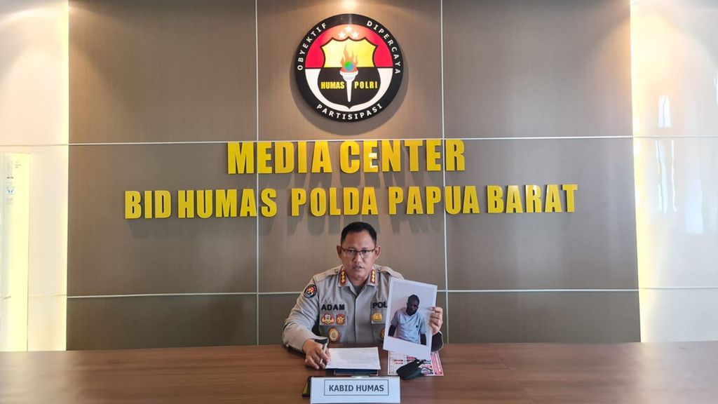 Kepala Bidang Hubungan Masyarakat Polda Papua Barat Komisaris Besar Adam Erwindi menunjukkan foto salah satu pelaku penyerangan Pos Koramil Kisor di Kabupaten Manokwari pada Minggu (16/10/2022).