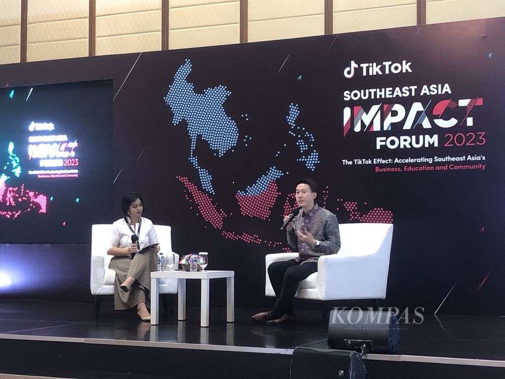 CEO Tiktok Shou Zi Chew berbicara di sesi konferensi pers acara Tiktok Southeast Asia Impact Forum yang digelar di Jakarta pada Kamis (15/6/2023). Shou mengatakan, Tiktok melarang iklan politik di platform berbagi video pendek tersebut guna menjaga integritas platform tersebut.