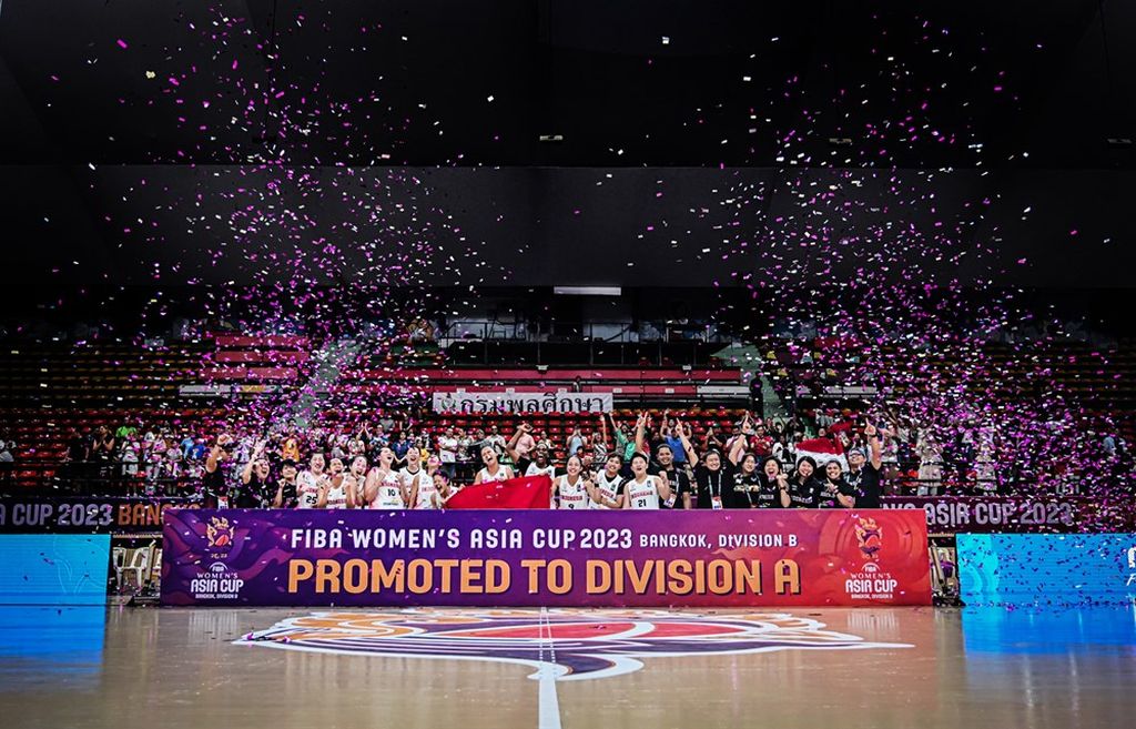 Pemain tim nasional bola basket putri meraih juara Piala Asia FIBA 2023 Divisi B dan promosi ke Divisi A setelah mengalahkan Iran di Nimibutr Stadium, Bangkok, Thailand, Sabtu (19/8/2023) malam.