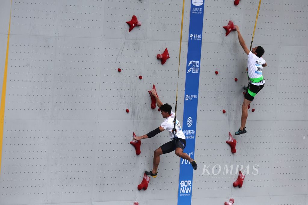 Pemanjat Indonesia, Kiromal Katibin (kiri) dan atlet Pakistan, Ahmad Zaheer tampil dalam kualifikasi nomor <i>speed</i> putra Asian Games Hangzhou 2022 di Shaoxing Keqiao Yangshan Sport Climbing Centre, Provinsi Zhejiang, China, Selasa (3/10/2023). 