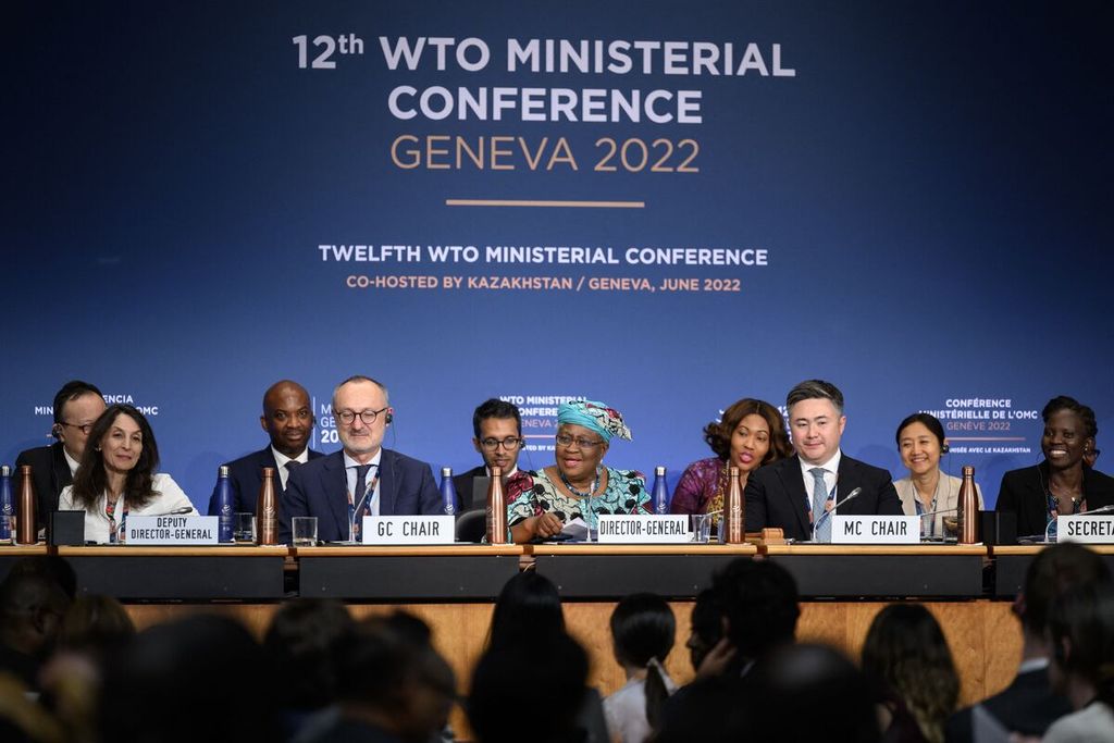 Direktur Jenderal WTO Ngozi Okonjo-Iweala (tengah) berpidato pada sesi penutup Konferensi Tingkat Menteri WTO di kantor pusat WTO di Geneva, Swiss, 17 Juni 2022. (Photo by Fabrice COFFRINI / POOL / AFP)