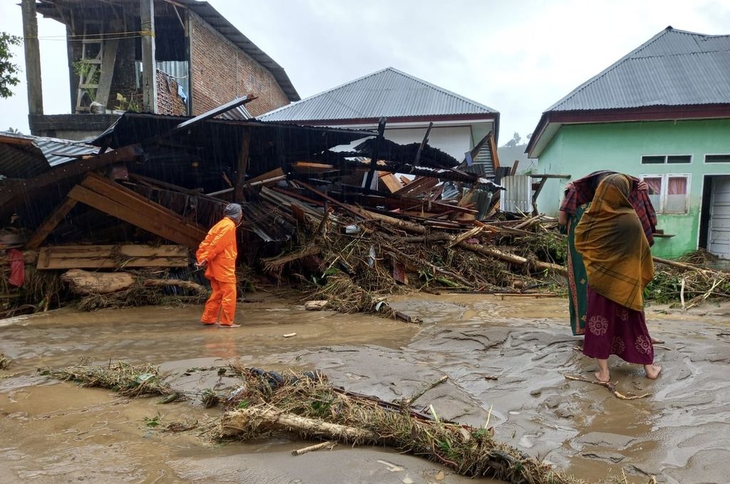 Kondisi rumah warga di Siwa, Wajo, Sulawesi Selatan, Minggu (5/5/2024), seusai diterjang banjir bandang pada Jumat (3/5/2024).