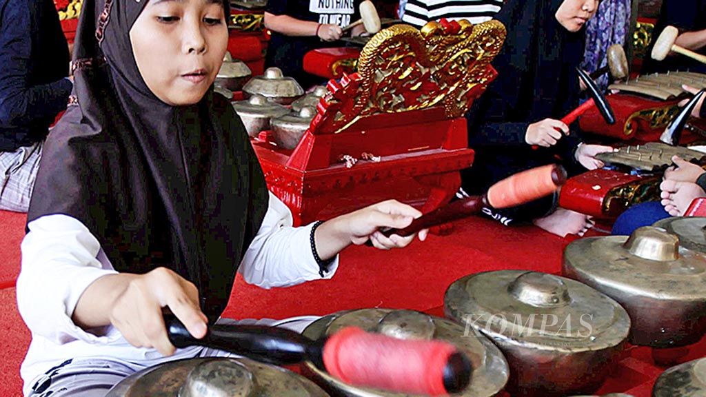 Berlatih Gamelan - Sejumlah remaja berlatih alat musik gamelan di Museum Nasional, Jakarta, Minggu (18/3). Dengan adanya remaja yang masih berminat berlatih alat musik tradisional diharapkan kekayaan budaya tetap lestari.<br /> Kompas/Rony Ariyanto Nugroho (RON)<br /> 18-03-2018