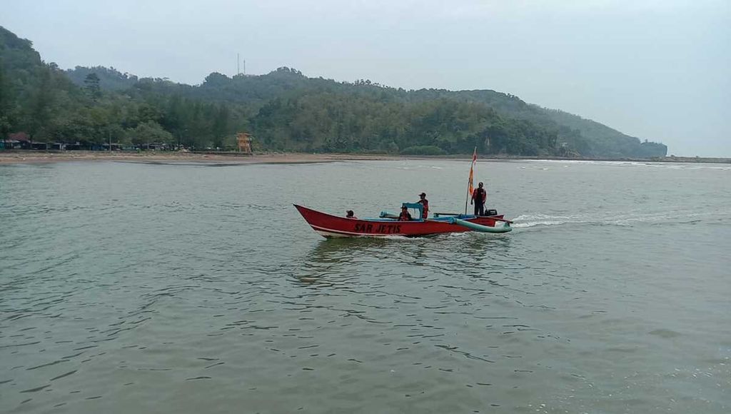 Tim SAR Gabungan mencari seorang anak buah kapal nelayan yang tenggelam di Pantai Jetis, Cilacap, Jawa Tengah, Rabu (8/2/2023).