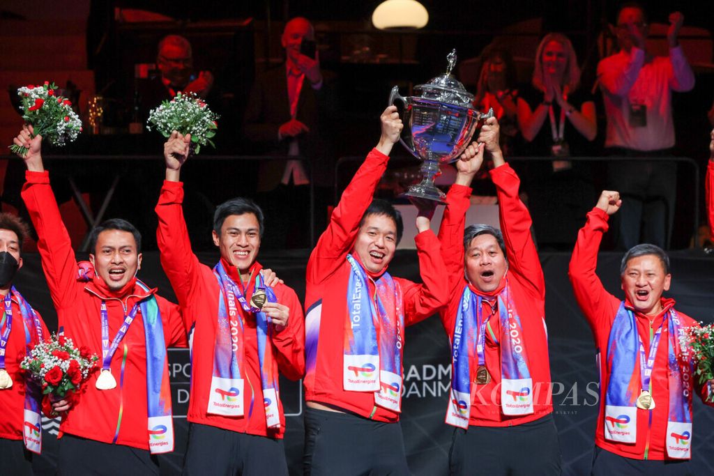Badminton player Hendra Setiawan (third from left), captain of Indonesia's Thomas Cup team, and doubles coach Herry Iman Pierngadi, lifted the Thomas Cup at Ceres Arena in Aarhus, Denmark, on Sunday (17/10/2021). Indonesia became the Thomas Cup 2020 champion after defeating China, 3-0.