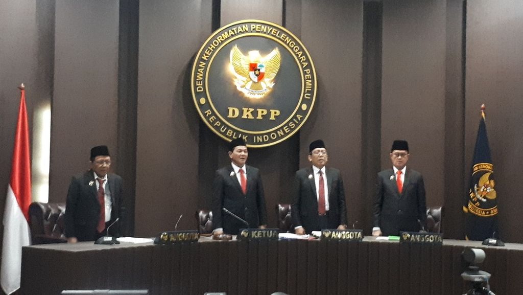 Majelis sidang yang terdiri dari ketua dan anggota DKPP pada sidang pemeriksaan dugaan pelanggaran Kode Etik Penyelenggaraan Pemilu (KEPP) di kantor DKPP, Menteng, Jakarta Pusat, Senin (27/2/2023).