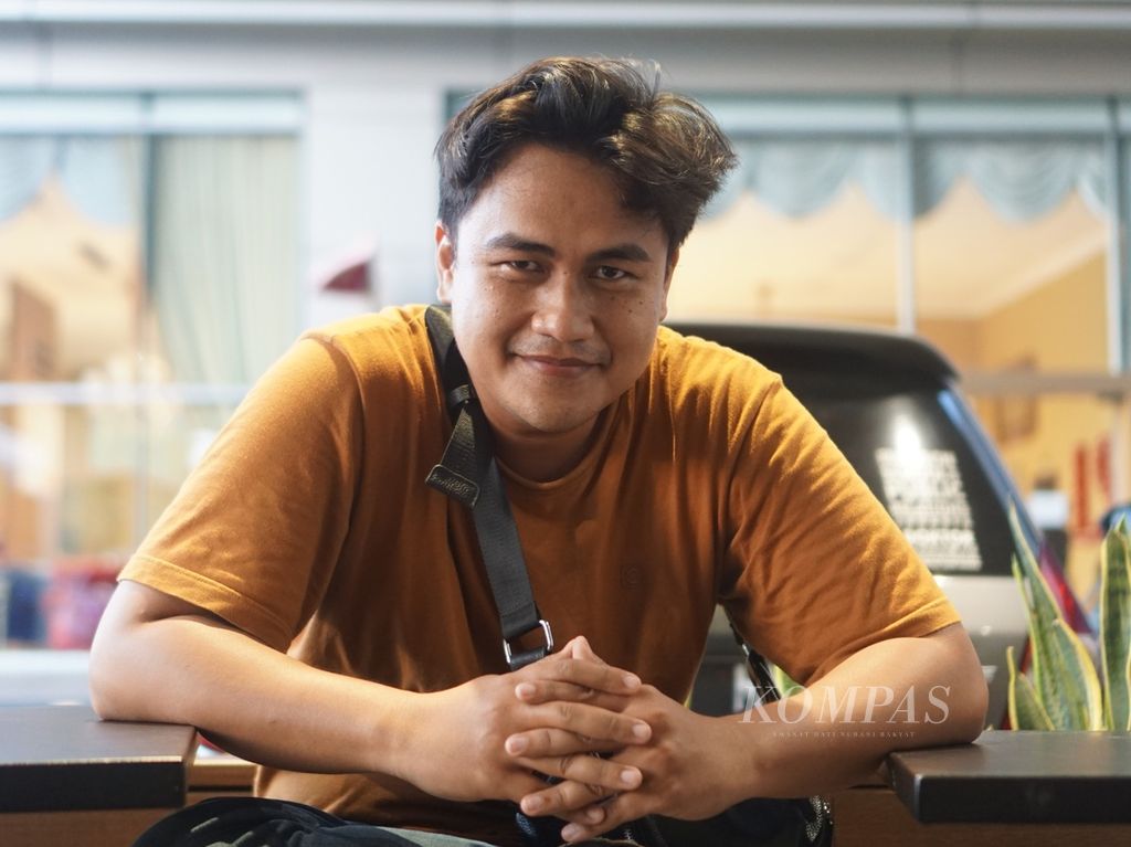 Ardi Wirawan (32), a freelance worker in the field of car sales in Bekasi City, posed at one of the shopping centers in Bekasi, West Java, on Tuesday (16/4/2024).