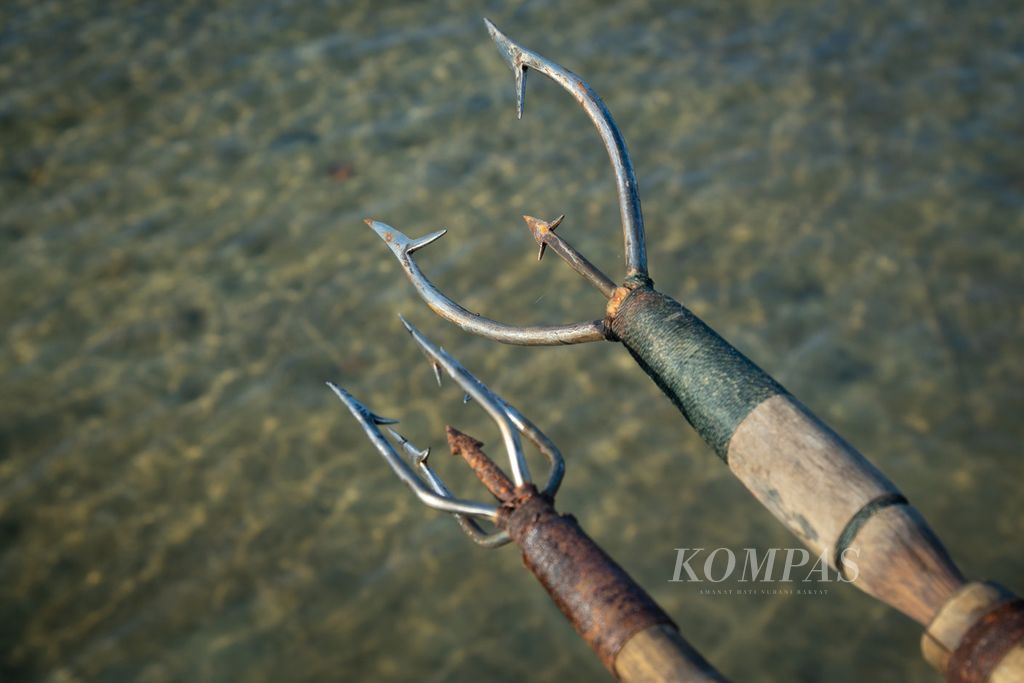 Serampang (tombak) bermata lima (kiri) digunakan suku Laut untuk menangkap sotong dan ikan-ikan kecil. Adapun tombak bermata tiga (kanan) digunakan suku Laut untuk menangkap penyu.