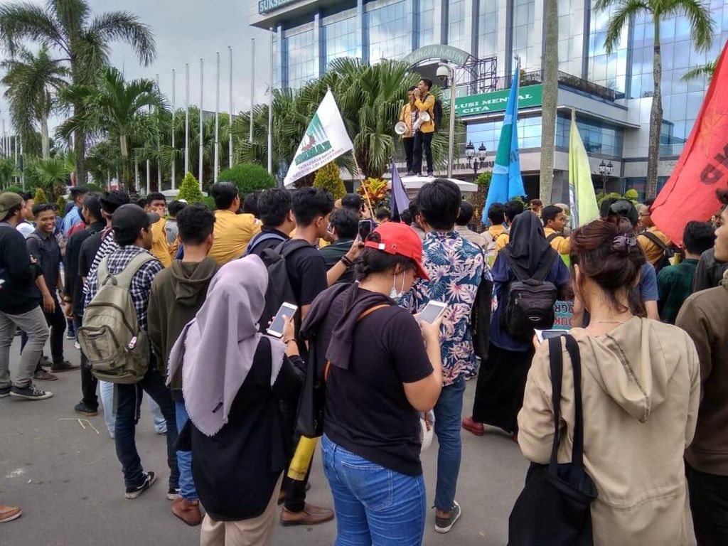 Bertepatan dengan Hari Hak Asasi Manusia, Komite Lawan Tambang menggelar aksi di depan Kantor Gubernur Kalimantan Timur di Samarinda, Senin (10/12/2018). Mereka mendesak carut-marut tambang dituntaskan. Kata <i>carut-marut</i> semestinya diubah menjadi <i>karut-marut</i>.