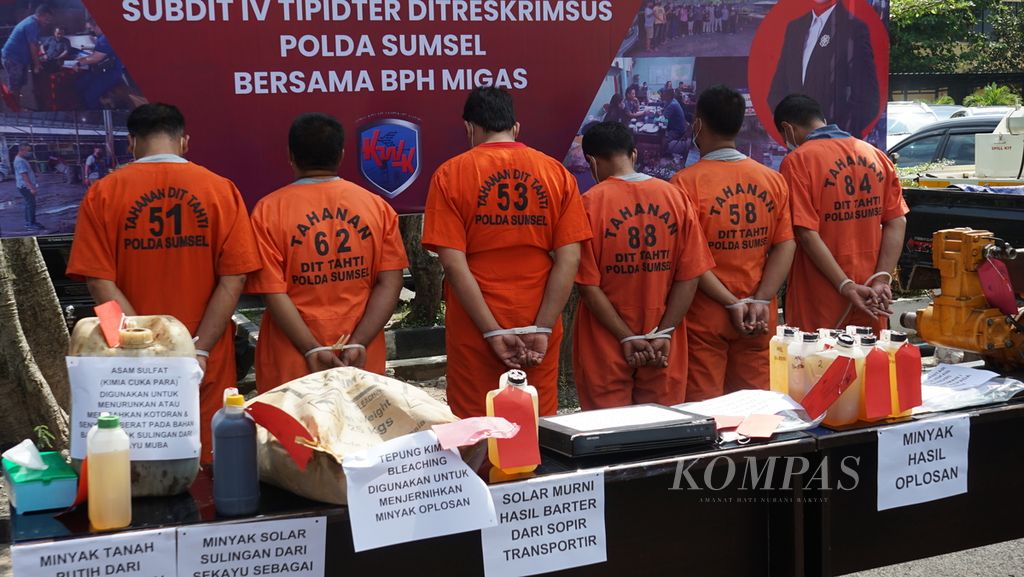 Sejumlah tersangka dan barang bukti praktik pengoplosan solar untuk industri dihadirkan dalam jumpa pers di Markas Polda Sumsel, Palembang, Selasa (22/3/2022).