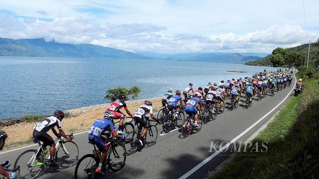 Keindahan Danau Singkarak bisa dinikmati para pebalap pada etape II Tour de Singkarak 2017. Di sepanjang jalur Danau Singkarak ini,  para pebalap cenderung melaju dengan relatif santai dan mulai memacu kencang sepedanya selepas meninggalkan danau kebanggaan Sumatera Barat itu.