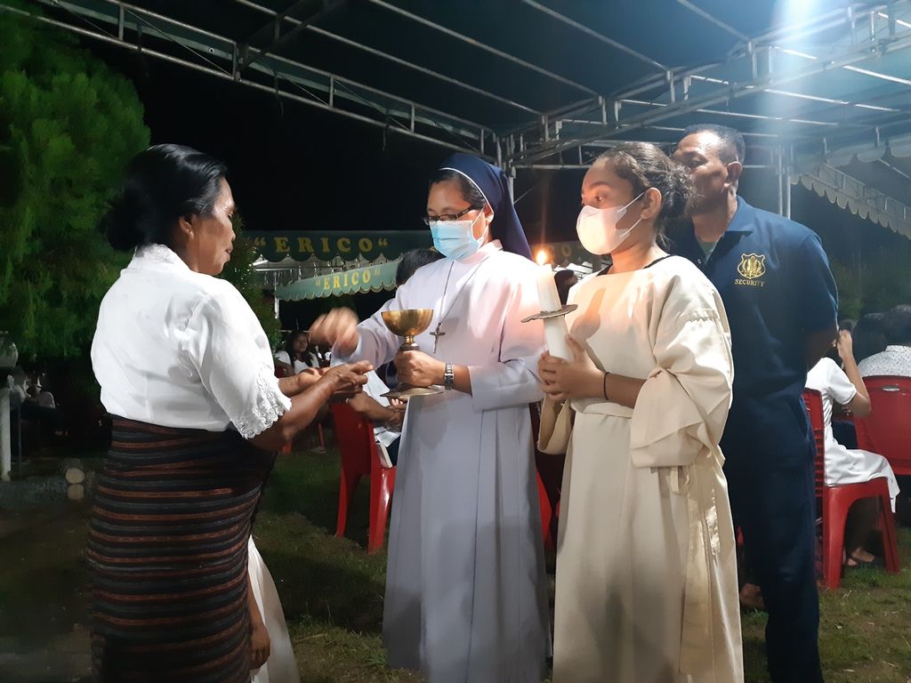 Umat Katolik mengikuti ibadah Kamis Putih di Katedral Larantuka, Kabupaten Flores Timur, Nusa Tenggara Timur, Kamis (6/4/2023).