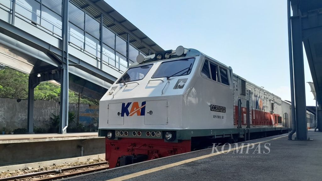 Kereta api Penataran dengan nomor lokomotif CC CC 2030202 dari Surabaya tujuan Blitar tengah berhenti di Stasiun Malang, Jawa Timur, Rabu (24/5/2023).