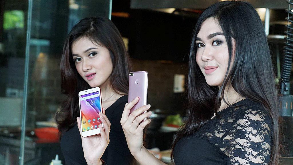L53 Selfie merupakan seri ponsel dari SPC, merek lokal, yang dijual secara daring dengan harga Rp 900.000 melalui kolaborasi dengan Shopee. 