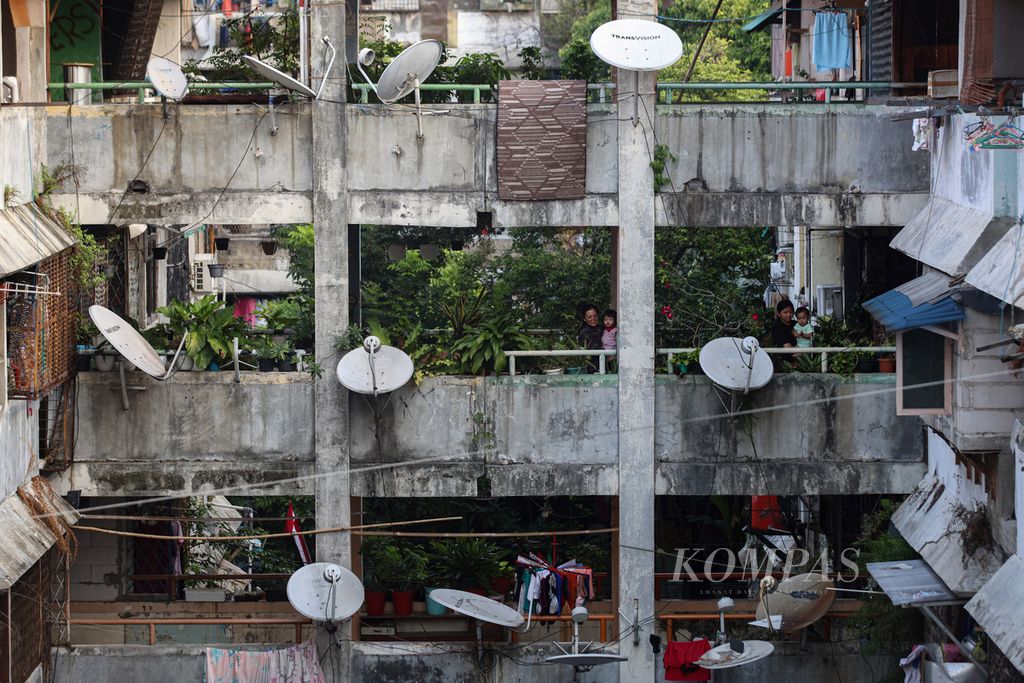 Warga melihat penghuni rumah susun (rusun) berolahraga sore di Rusunawa Bidaracina, Jakarta, Selasa (6/8/2024). Rusun atau pembangunan hunian vertikal bagi masyarakat DKI Jakarta dapat menjadi salah satu upaya untuk menyelesaikan RW kumuh di Jakarta. 