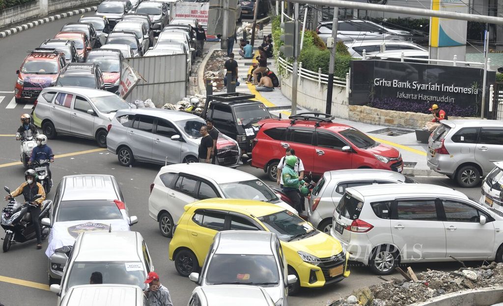 Pengemudi taksi daring memarkirkan kendaraan mereka di sekitar Kantor Gojek di kawasan Blok M, Jakarta, saat berunjuk rasa, Senin (12/9/2022). Para pengemudi yang tergabung dalam Driver Online Indonesia (Drone) menuntut pihak aplikator menyesuaikan tarif perjalanan seiring kenaikan harga bahan bakar minyak (BBM). Selain itu, menurunkan persentase potongan untuk aplikator.