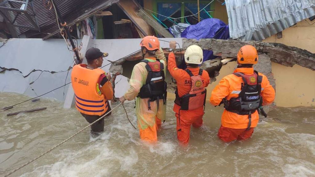 Tim gabungan mengevakuasi warga yang terdampak banjir di Kota Balikpapan, Kalimantan Timur, Rabu (16/3/2022).
