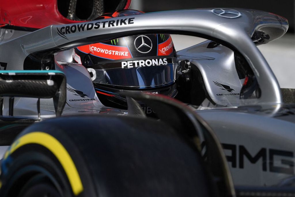 Pebalap Mercedes George Russell mengemudikan mobilnya saat sesi latihan bebas kedua Grand Prix Formula 1 seri Spanyol di Sirkuit Barcelona-Catalunya, Montmelo, Spanyol, Jumat (20/5/2022). Lewis Hamilton meraih posisi ketiga tercepat pada sesi latihan bebas kedua, sedangkan Russell posisi tercepat kedua.